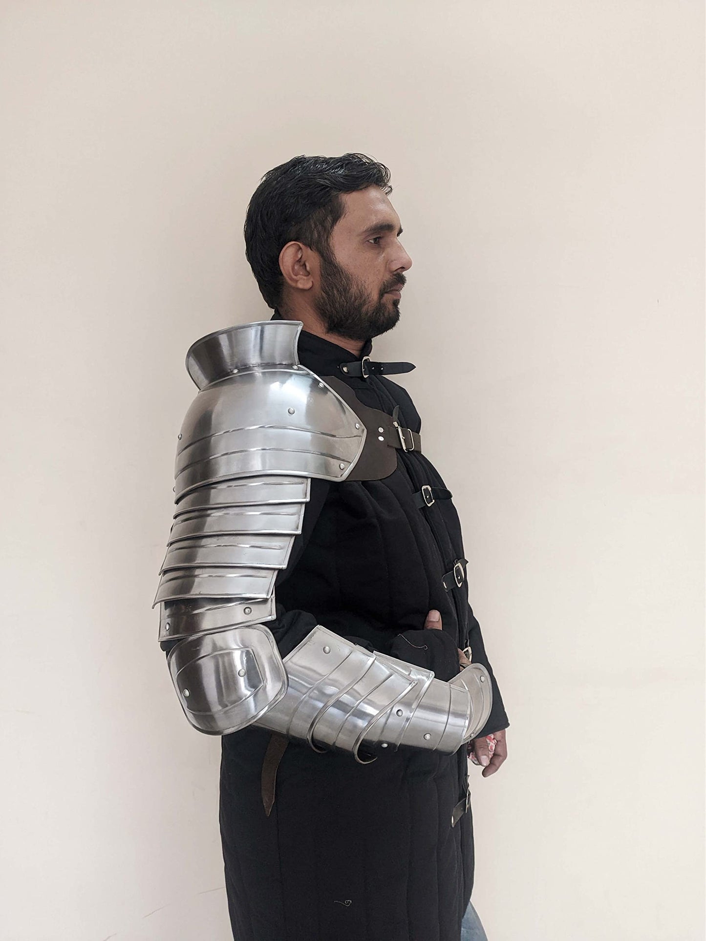 AnNafi® Medieval Single Pauldron Spartacus Cosplay Metal Roman Knight Sleeve Shoulder Arm Armor Gladiator LARP Silver Full Hand & Arm Sleeve Armour Single Arm Costume for Adult Men Halloween Outfit