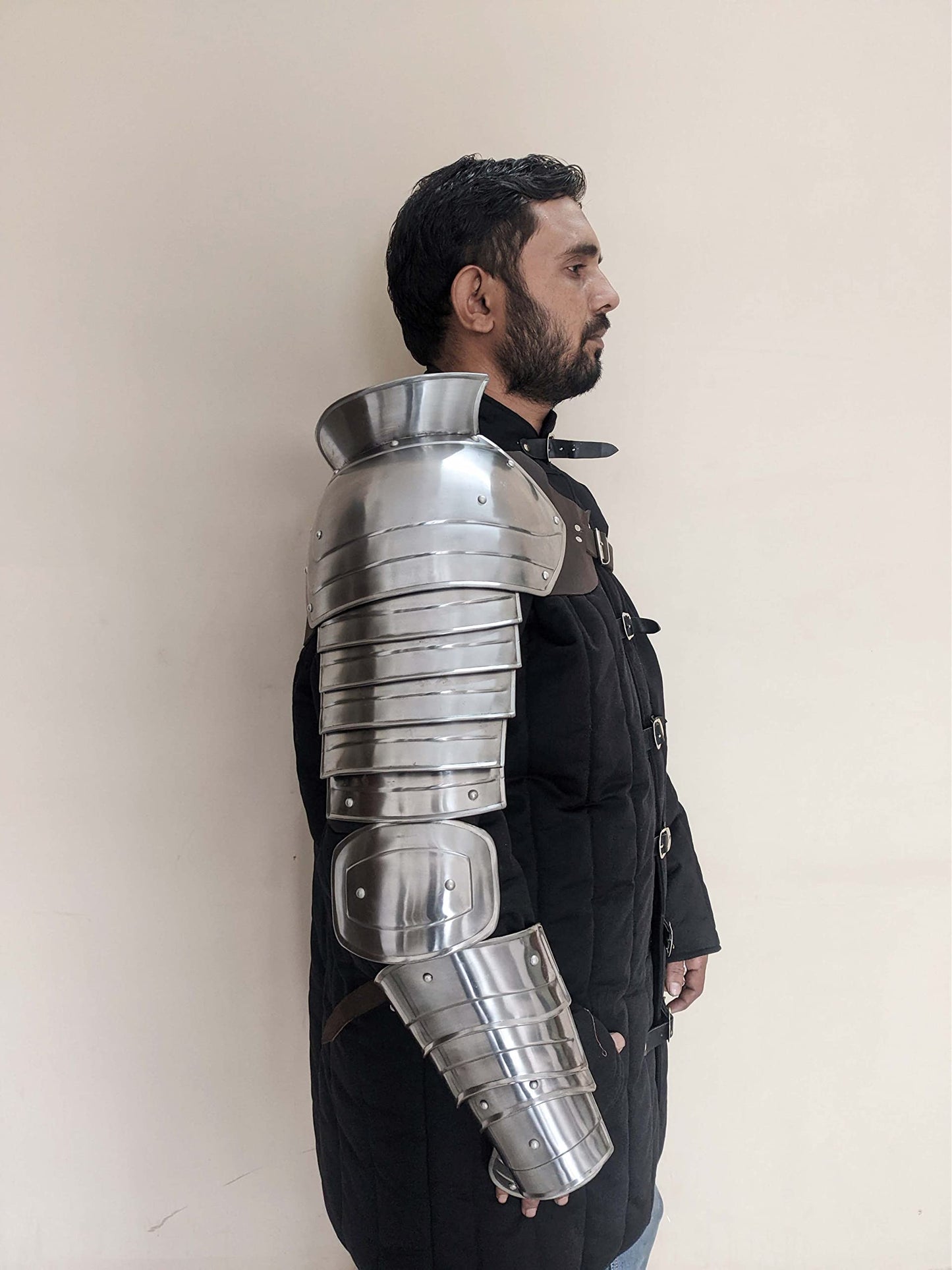 AnNafi® Medieval Single Pauldron Spartacus Cosplay Metal Roman Knight Sleeve Shoulder Arm Armor Gladiator LARP Silver Full Hand & Arm Sleeve Armour Single Arm Costume for Adult Men Halloween Outfit